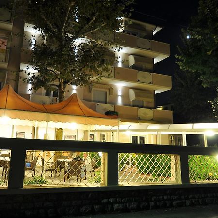 Hotel Azzurra มารินา ดิ เปียตราซันตา ภายนอก รูปภาพ