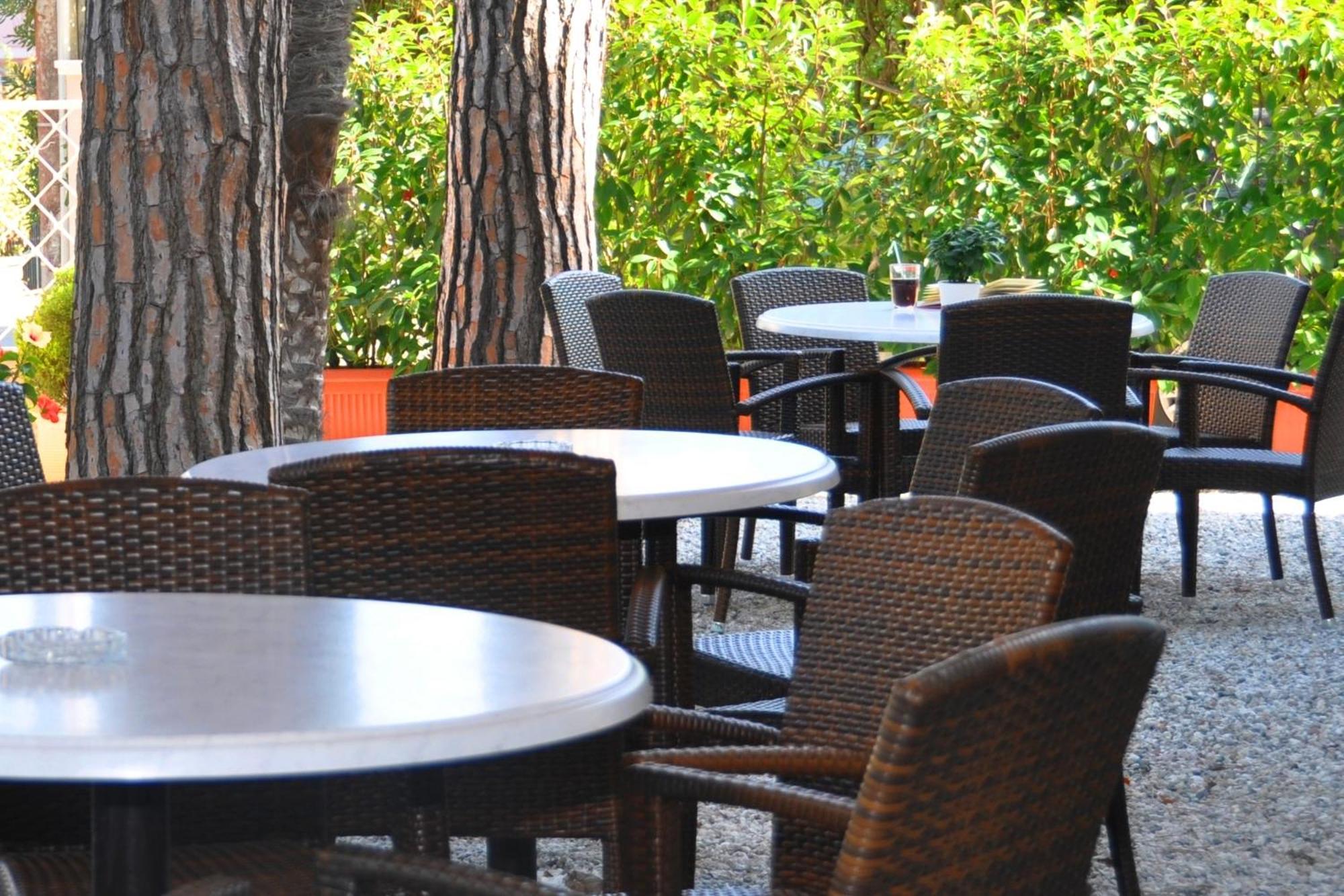 Hotel Azzurra มารินา ดิ เปียตราซันตา ภายนอก รูปภาพ