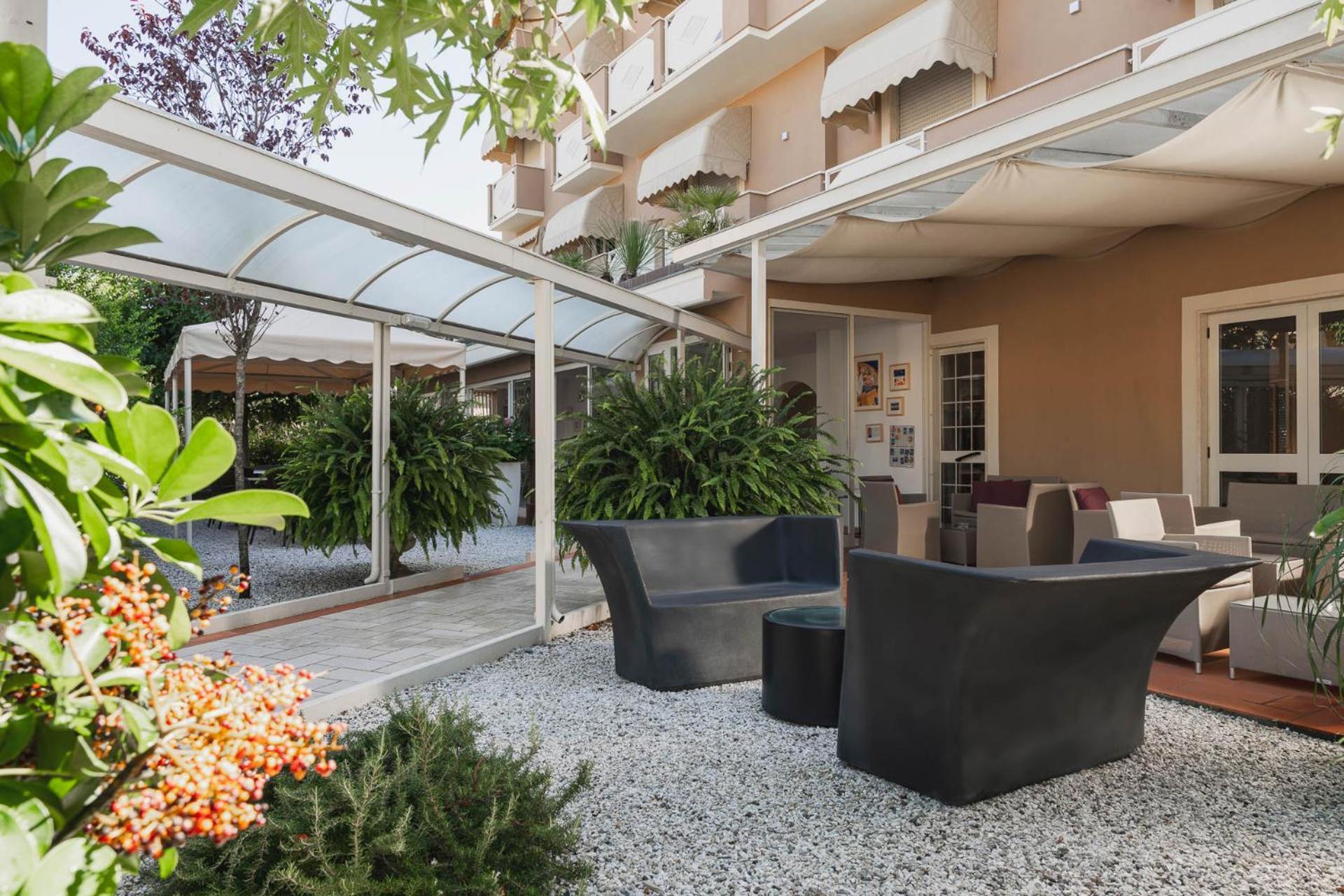Hotel Azzurra มารินา ดิ เปียตราซันตา ภายนอก รูปภาพ