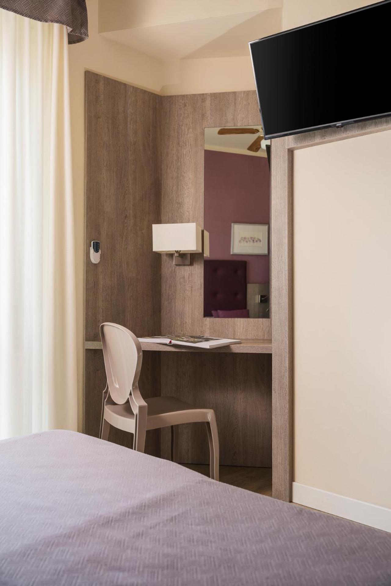 Hotel Azzurra มารินา ดิ เปียตราซันตา ภายนอก รูปภาพ