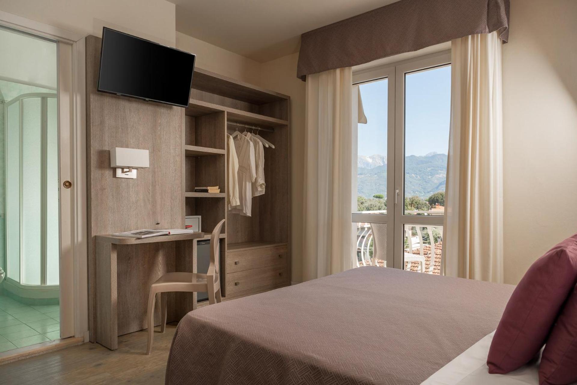 Hotel Azzurra มารินา ดิ เปียตราซันตา ภายนอก รูปภาพ