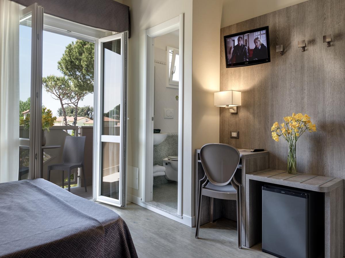 Hotel Azzurra มารินา ดิ เปียตราซันตา ภายนอก รูปภาพ