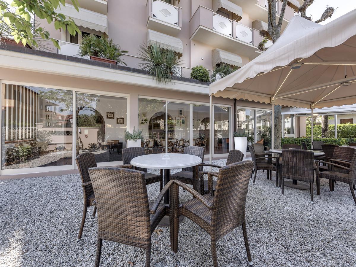 Hotel Azzurra มารินา ดิ เปียตราซันตา ภายนอก รูปภาพ